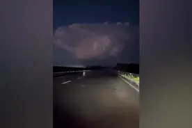 实拍：沈阳上空出现巨大积雨云 内部电闪雷鸣场面惊人图片