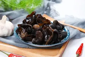 为什么很少有人用黑木耳炖甜品？黑木耳最适合做什么？图片