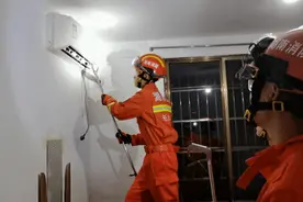 长沙女住户惊慌报警！蛇从空调里钻了出来…图片