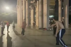 广东小伙被广场舞大妈训斥，使出“退退退”，网友：用魔法打败魔法图片