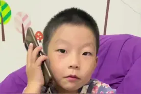 既传神又可爱！杭州六岁萌娃模仿社工妈妈打电话日常图片