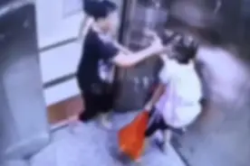 老人被电梯门夹到竟掌掴无辜女孩，物业：已道歉和解图片