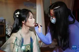 “95后”化妆师——在美妆中前行图片