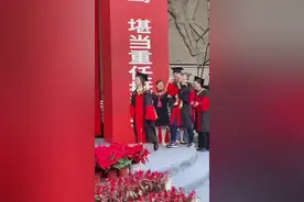 见证高光时刻！博士毕业生带一岁女儿上台领学位证书图片