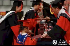 女博士带双胞胎女儿参加毕业典礼 网友：家庭事业双丰收图片