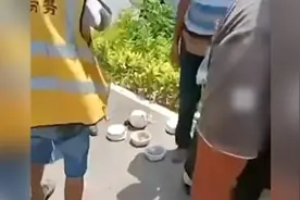 农民工路边吃饭遭城管驱赶？厦门湖里区通报将增设工人就餐点视频封面