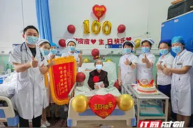 百岁孤寡老人在医护人员的陪伴下度过了一个难忘的生日图片