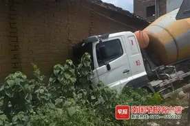 惊！玉林一男子竟驾故障水泥搅拌车上路，车辆失控撞上路边房子图片