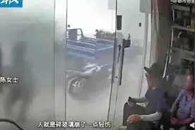危险！大风天女子关玻璃门时，门突然炸裂！人也被风吹跑……图片