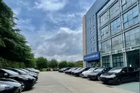 卖疯了！特斯拉、比亚迪挤爆车管所，排队上牌新能源车居多图片