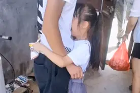 爸爸时隔半年突然回家，7岁女儿紧紧抱住爸爸放声大哭图片
