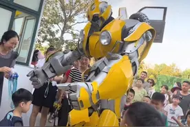 舅舅变身“大黄蜂”接外甥放学：孩子先天左手残疾，想给足他仪式感图片