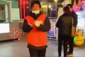 女子每次去接老公下班，老公都会拿吃的跑来送给她图片