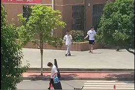 大学生放假牵着猫咪回家，网友笑称“拖家带口”图片