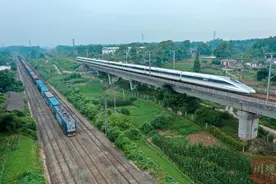 行走成渝铁路⑳丨峰高铺站：复兴号与绿皮火车在这里“同框”图片