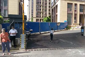 问政海南｜海口一小区大门与市政路落差近2米 业主投诉存安全隐患图片