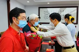 长宁这些退役军人，今天获颁“光荣在党50年”纪念章图片