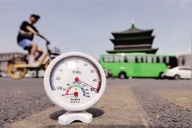 记者街头实测西安温度 午后酷热温度计“爆表”图片