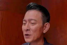 昨晚，刘德华台上深情演唱《中国人》，台下送出粤语版《东方之珠》图片