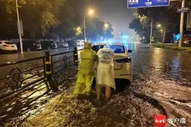 台风“暹芭”来袭，三亚交警彻夜坚守力保道路交通安全图片