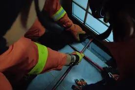 “汪星人”腿卡门缝动弹不得 消防员助其成功脱困图片