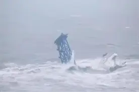 一货轮在“暹芭”风眼附近断裂，直升机出动已救起3人图片