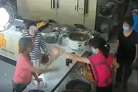 老人蹭吃一年嫌包子露馅怒扔店员脸上，当事店员：她来多了以后变挑剔了图片