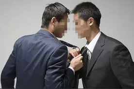 男子因工作安排问题与上司发生争执，竟被打成骨折！可以认定为工伤吗？图片