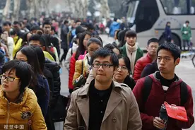 编辑部聊天室 |“厅局风”穿搭流行，“体制内”为何诱人图片