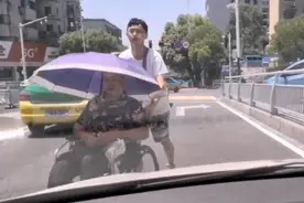 宜昌18岁男孩冲下车，推轮椅老人过马路图片