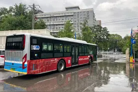 对积水路段摸排踏勘，北京公交灵活措施方便市民汛期出行图片