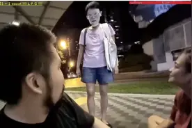 深夜街头出现“面膜女”，对主播恶语相向并踢翻食物图片