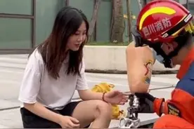 女孩义肢卡石缝，消防员暖心救援，网友：温柔的“蓝朋友”图片