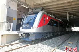 “中国造”电动车组首次“开进”埃及图片