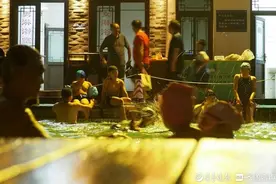 济南市民可以在泉水中夜游避暑，凉爽宜人太舒服图片