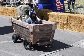 伦敦举办红牛肥皂盒汽车大赛 造型奇葩图片