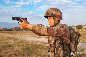 他当连长3年多，连队连续两年获评“军事训练一级连”，个人荣立三等功……图片