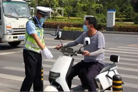 郑州骑“小电电”注意 不戴头盔二次被查将被罚路口执勤10分钟图片