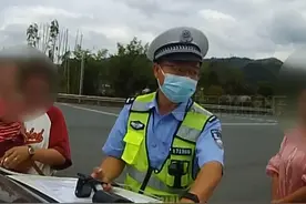 4个大人5个娃挤进5座车，家长：总不能留一个在家里图片