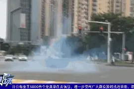 场面惊险！男子街头漂移“炫技”，结果玩大了图片