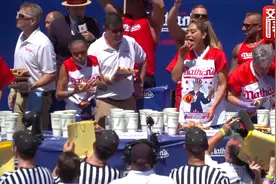 10分钟吃下63个热狗 美国“大胃王”第15次赢得吃热狗大赛图片