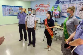 中新天津生态城社区警务移民事务服务站真情为外籍人士服务图片