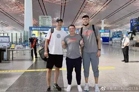 被紧急征召后奔赴印尼 翟晓川晒机场照：国家队需要 必定全力以赴图片