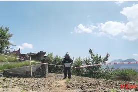 37℃高温！村民发现两枚炮弹，民警穿70斤重排爆服处置图片