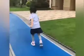 破茧成蝶！瘫痪女童忍泪苦练2年后能跑了图片