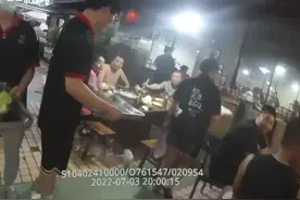 30秒 | 民警下班吃火锅，巧遇两名在逃嫌疑人 网友：确认过眼神，是要找的人图片