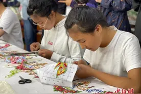 两岸记者访天山下的县中学：社团活动丰富多彩 民族传统传承延续图片