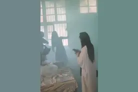 益阳新郎接亲找不到婚鞋，扔“烟雾弹”把新娘熏出来直接抱走图片