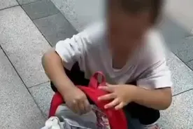 萌娃“废纸”里寻到奖状 走出霸气“台步”向妈妈炫耀图片