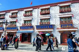 拉萨八廓街：民族文化从古城走出去图片